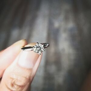 🍒EUC🍒 AMORA (MIRA) MOISSANITE 14K WHITE GOLD RING